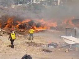 Los bomberos evitaron que el incendio avanzara hacia los talleres, aunque se trabaja en dos frentes más. ESPECIAL