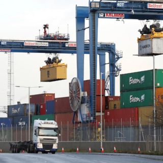 Brexit cumple 100 días con desplome en el comercio