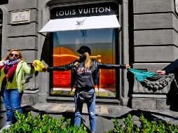 Comerciantes en Nápoles, Italia, se manifestaron con lencería para exigir la reapertura de todos los negocios, ante los cierres que ha hecho el Gobierno de ese país para evitar más casos de COVID-19. EFE/C. Fusco