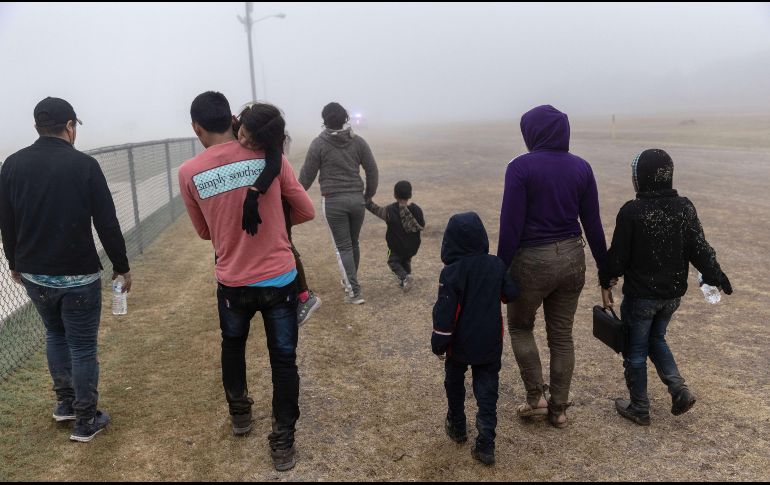 Las familias migrantes permanecerán detenidas en términos generales menos de 72 horas para su procesamiento. AFP/J. Moore