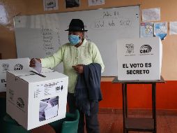 Un habitante vota hoy en Quito. El próximo presidente se decidirá con el voto obligatorio de 13.1 millones de ecuatorianos. AP/D. Ochoa