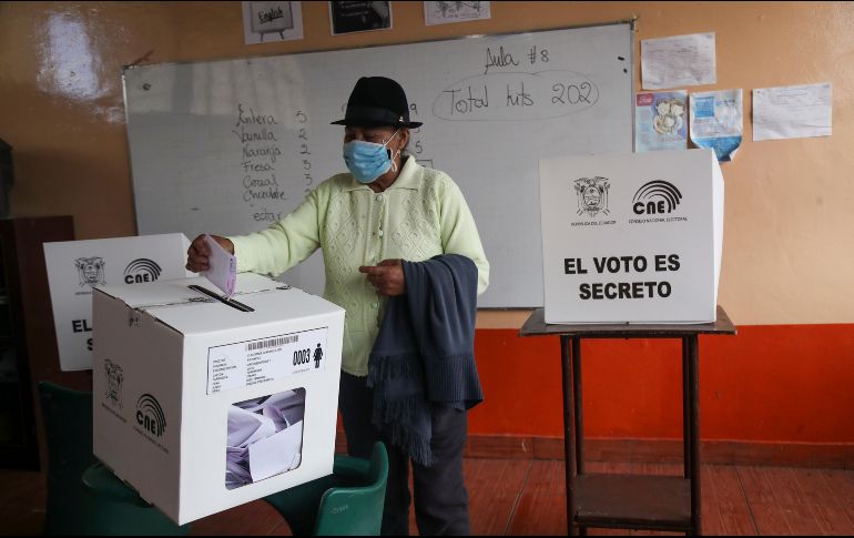 Un habitante vota hoy en Quito. El próximo presidente se decidirá con el voto obligatorio de 13.1 millones de ecuatorianos. AP/D. Ochoa