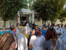 Médicos protestaron en demanda de que se aplique la vacuna anti COVID a todo el personal de salud. ESPECIAL