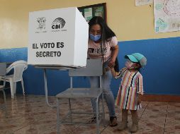 Los ecuatorianos definirán a su próximo presidente entre Andrés Arauz y Guillermo Lasso. AP / D. Ochoa