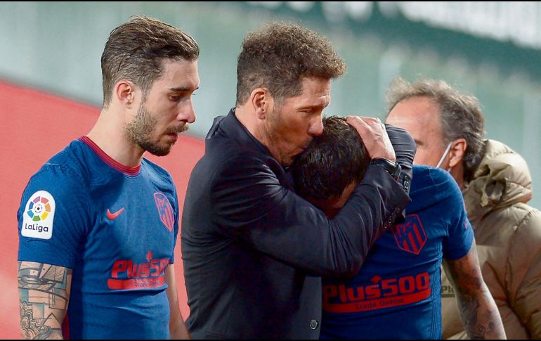 A RESISTIR. Diego Simeone consuela a sus jugadores, que han pasado un mal momento en la Liga española al desperdiciar una ventaja de 11 puntos. AFP• C. QUICLER