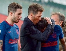 A RESISTIR. Diego Simeone consuela a sus jugadores, que han pasado un mal momento en la Liga española al desperdiciar una ventaja de 11 puntos. AFP• C. QUICLER