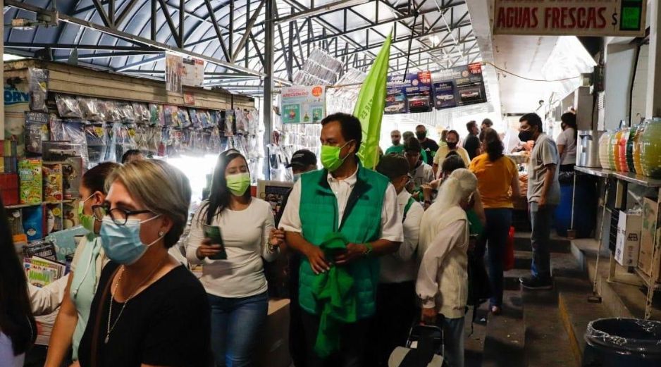 Salvador Cosío, candidato a presidente municipal de Zapopan por el Partido Verde, escucha a locatarios y clientes del mercado de Atemajac. ESPECIAL