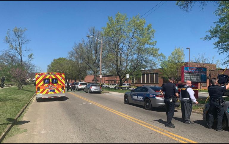 Oficiales de policías acuden hoy a la escuela Austin-East Magnet, en Knoxville, tras el tiroteo. EFE/EPA/Knoxville PD