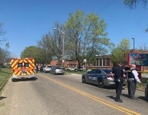 Oficiales de policías acuden hoy a la escuela Austin-East Magnet, en Knoxville, tras el tiroteo. EFE/EPA/Knoxville PD
