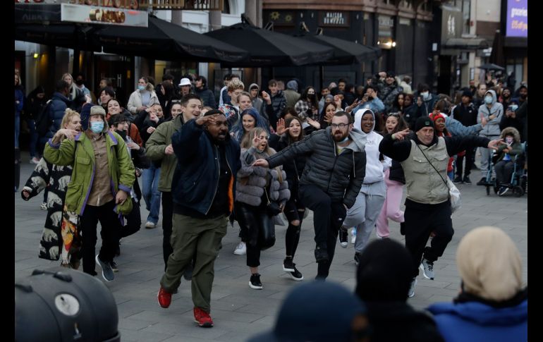 Personas bailan en Leicester Square en Londres. AP/M. Dunham