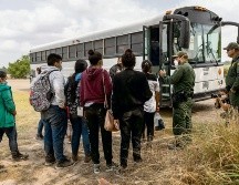 SEGURIDAD. Migrantes son interceptados por la Patrulla Fronteriza. AFP