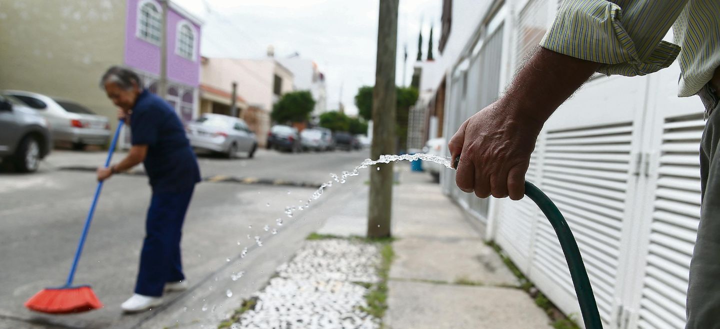 PANDEMIA. En plena crisis sanitaria, en algunos días se consumieron hasta 221 litros por habitante en la ciudad. EL INFORMADOR/ARCHIVO