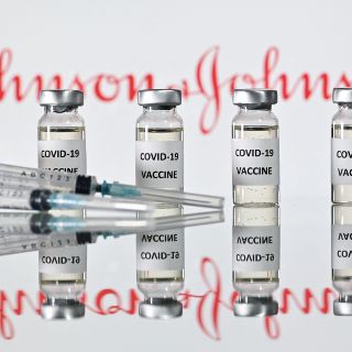 EU recomienda pausar vacuna de Johnson & Johnson por trombos