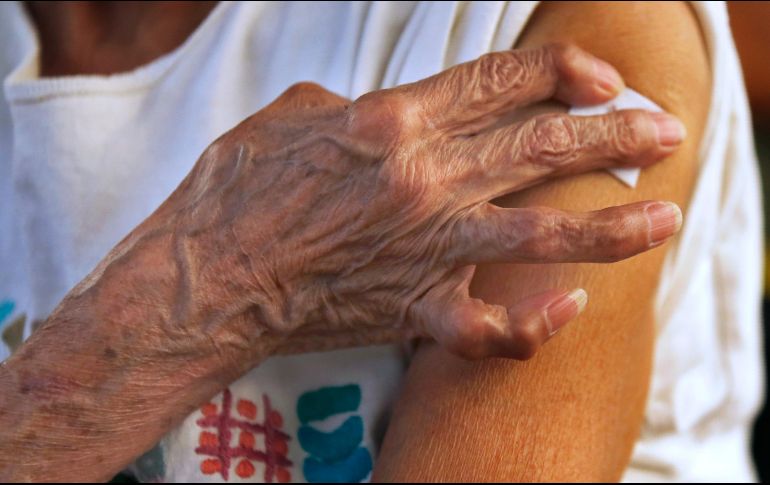 Marcelo Ebrard dice que a final de mes podría llegar el primer embarque del mecanismo Covax con lo cual México tendrá una buena cantidad de vacunas para inmunizar a la población. AP / M. Ugarte