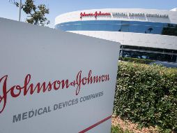 La firma recomienda contactar con un médico a quienes hayan recibido la vacuna y durante las tres semanas siguientes tengan fuertes dolores de cabeza, dolor abdominal o en las piernas, o ahogo. AFP / M. Ralston