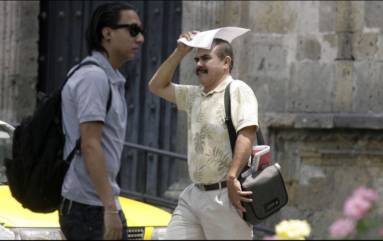 El IAM recomienda utilizar protección solar, usar ropa de colores claros y mantenerse hidratado. EL INFORMADOR /ARCHIVO