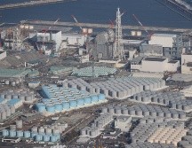 El primer ministro Yoshihide Suga dice que el gobierno consideró que arrojar el agua al mar es lo 