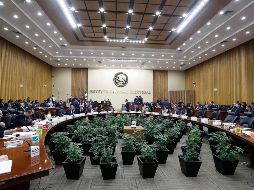 AMLO dijo que la reforma buscaría mejorar la democracia y bajar el costo del organismo electoral en el país. SUN / ARCHIVO