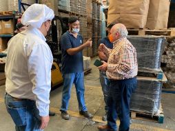 Fernández Castillo dialoga con trabajadores de una empresa de envases, ubicada en la colonia Paraísos del Collí de Zapopan. ESPECIAL