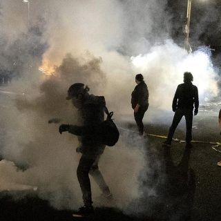 Daunte Wright: la policía cree que la agente que mató a un joven negro en Minneapolis le disparó con su pistola por error