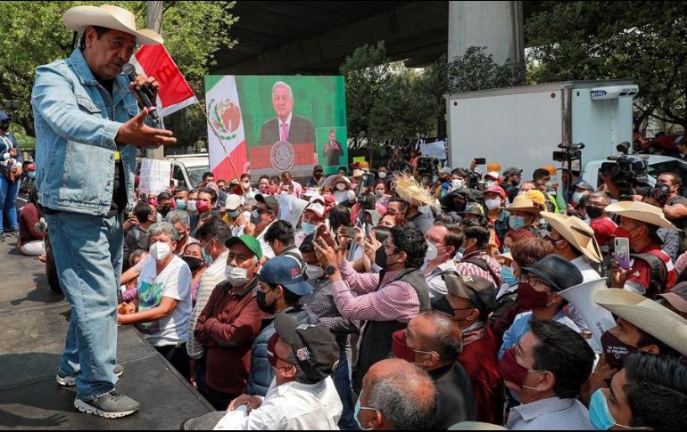 El candidato de Morena por el estado de Guerrero, Félix Salgado Macedonio, participa en una protesta frente al Instituto Nacional Electoral (INE) de la Ciudad de México. EFE/C. Ramírez