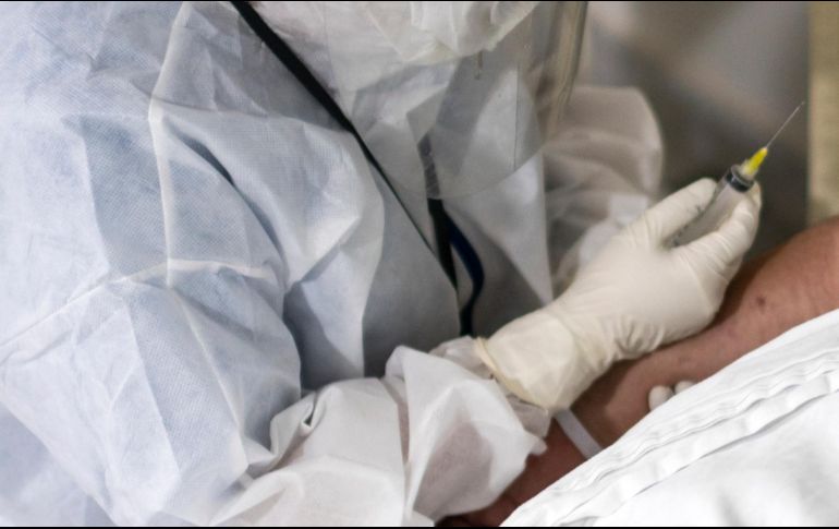 Desde hace unas semanas, el número total de camas habilitadas a nivel estatal para pacientes COVID-19 se redujo de 3 mil 33 a 2 mil 761 espacios. AFP/ARCHIVO