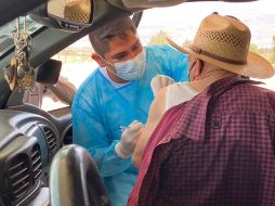 En los centros de vacunación sólo se permitió el ingreso de las personas que recibirían la vacuna. TWITTER / @GobTlajomulco