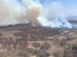 Los helicópteros Tláloc y Witari prestan apoyo en el combate al fuego. TWITTER/SemadetJal