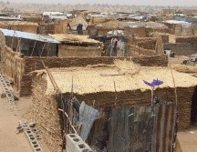 En Níger, para remediar la falta de escuelas las autoridades construyen miles de cabañas de paja donde los niños asisten a clase. AFP/A. Marte