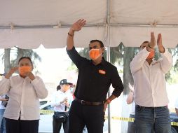 El abanderado por el partido naranja se reunió este martes con vecinos de las etapas 5 y 45 del fraccionamiento Santa Fe. Cortesía