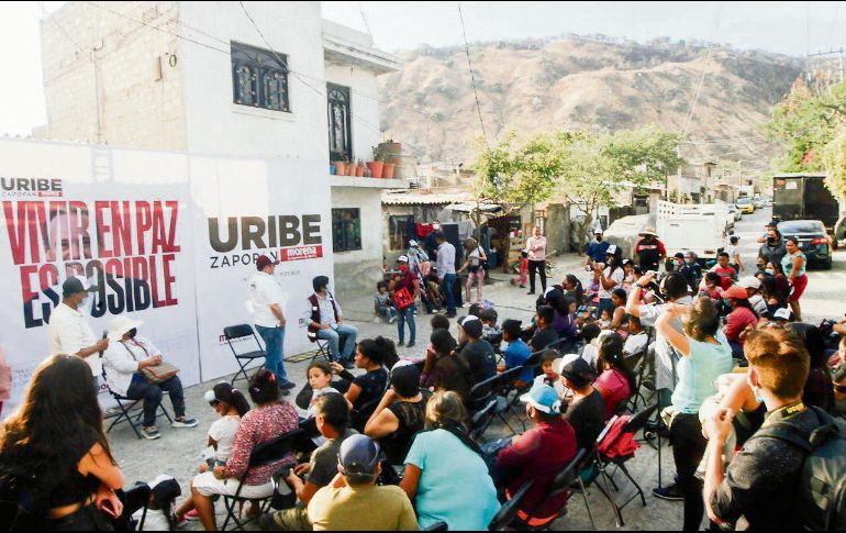 Alberto Uribe dialogó con vecinos de la colonia 12 de Diciembre. ESPECIAL