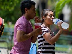 Ante la onda de calor, se recomienda tomar abundantes líquidos y utilizar filtró solar. NTX/ ARCHIVO