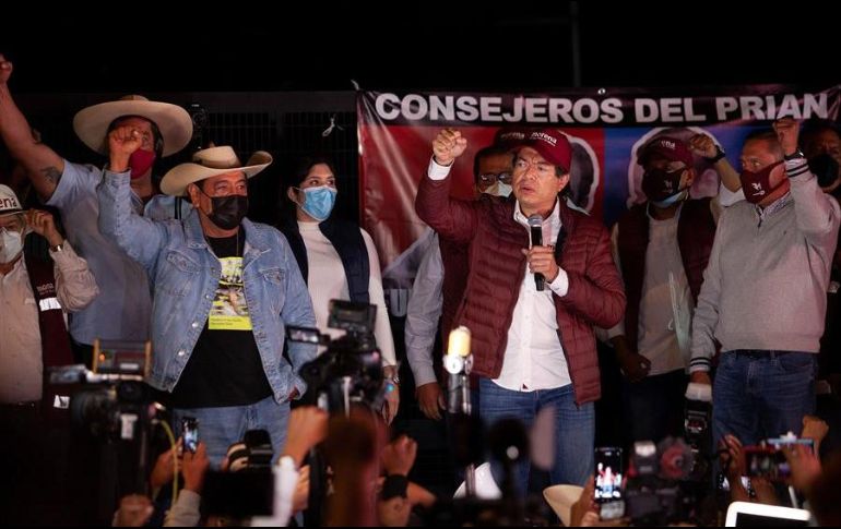 Mario Delgado (c), dirigente nacional de Morena, y Félix Salgado Macedonio (i) participan en una protesta frente al Instituto Nacional Electoral en la Ciudad de México. EFE/M. Guzmán