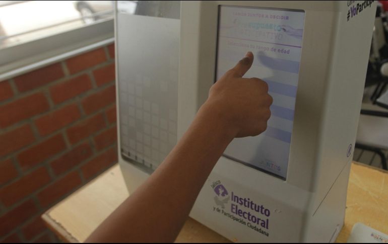 Las autoridades electorales recuerdan que en Jalisco se usarán 50 urnas electrónicas cuya votación tendrá total validez jurídica. EL INFORMADOR /ARCHIVO