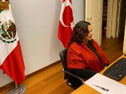 En redes comentan el tono amenazante con el que la cónsul se dirige a los empleados, y como que les pidiera no utilizar la cocina del lugar para comer, ni tampoco su baño. TWITTER / @ConsulmexETB