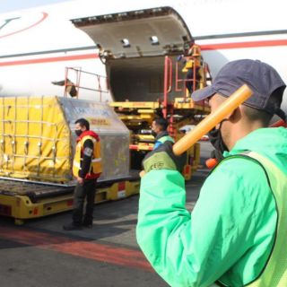 COVID-19: Arriba cargamento con 487 mil 500 vacunas de Pfizer