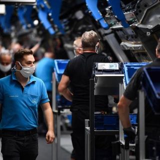 Solicitudes de ayuda por desempleo en EU caen a niveles mínimos