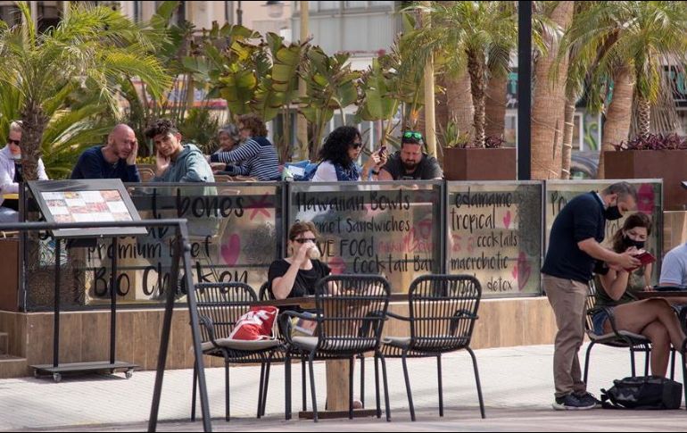 La proporción de decesos por COVID-19 entre mayores de 80 años se redujo hasta casi el 30% en el continente gracias a la vacunación. EFE/ARCHIVO