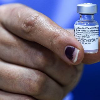 COVID-19: Pfizer analiza aplicar tercera dosis de su vacuna