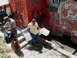 Por décadas, vecinos de la zona de Atemajac han llenado sus bidones y garrafones con el agua que emerge de un nacimiento. Algunos incluso la usan para beber. EL INFORMADOR/G. Gallo