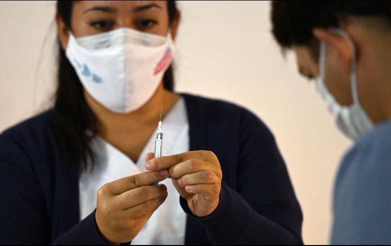 Hugo López-Gatell Ramírez explica que para inmunizar al personal educativo se utilizará la vacuna china CanSino, que es de una sola dosis y no requiere de ultra congelación. AFP / J. Mabromata