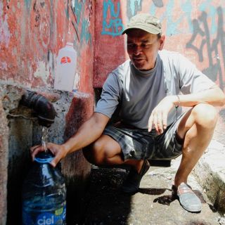 Sin agua desde hace dos meses, llena sus bidones en manantial en Atemajac