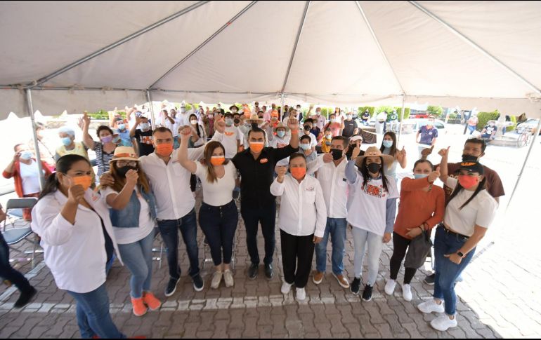 El candidato de MC a la alcaldía de Tlajomulco de Zúñiga, Salvador Zamora (C), se reunió esta mañana con vecinos de La Calera y Balcones de La Calera, donde propuso la segunda etapa de la planta. ESPECIAL