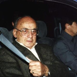 Captan al expresidente Luis Echeverría haciendo fila para vacunarse contra el coronavirus