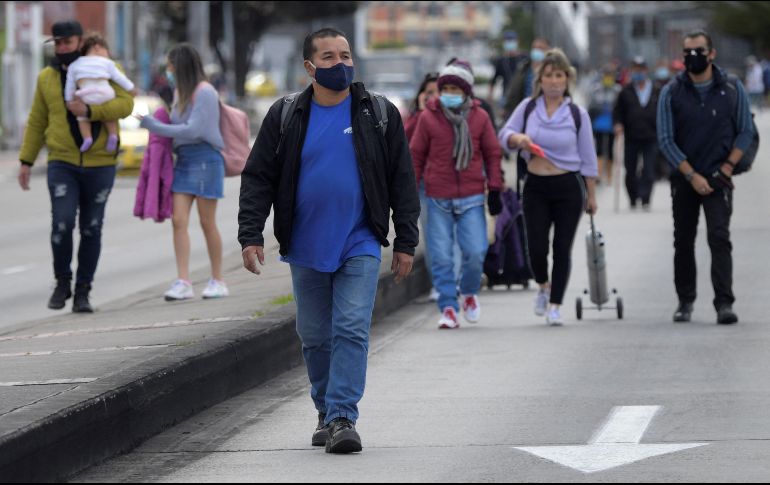 Las mutaciones del coronavirus y el levantamiento prematuro de algunas restricciones propician el aumento de contagios. AFP/E. Arboleda