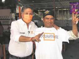 Juan José Frangie conversó con vecinos de la colonia Miramar. ESPECIAL