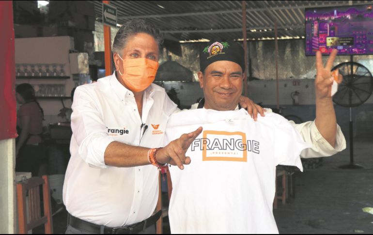 Juan José Frangie conversó con vecinos de la colonia Miramar. ESPECIAL