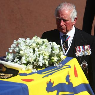 Ante pocos invitados, dan el último adiós al príncipe Felipe