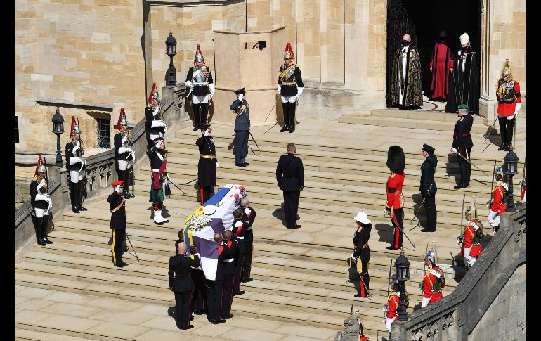 El féretro de Felipe de Edimburgo llega hasta los escalones de entrada de la capilla de San Jorge. AFP / J. Tallis