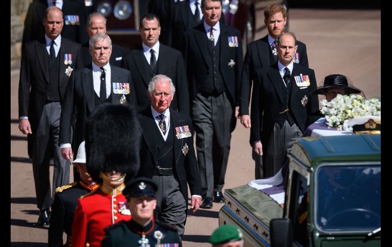 La familia real acompaña a pie el féretro, durante un breve cortejo fúnebre por los jardines del castillo. AFP/ L. Neal